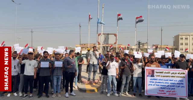 إنزال راية شركة نفط البصرة وإغلاق أبوابها.. احتجاجات الخريجين تتواصل (فيديو)