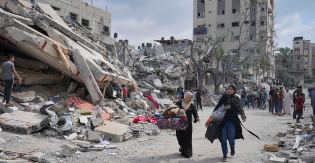 حماس تبحث عن الصفقة الشاملة وإسرائيل تتوعد بتهجير مليون فلسطيني من غزة