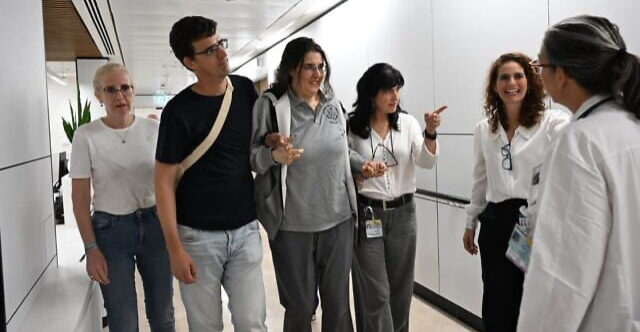 لا تمشي وترتدي شعار سفارة ببغداد.. أول ظهور علني لتسوركوف بعد تحريرها من الكتائب (صورة)