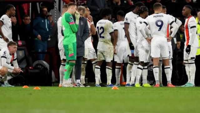 سكتة قلبية تصيب لاعب لوتون تاون وتعيد للأذهان انهيارات سابقة في الملاعب