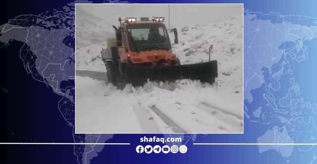 الثلوج تقطع طرقاً في دهوك والآليات تباشر بإزالتها (فيديو)