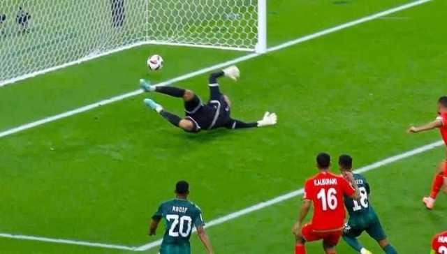 السعودية تحقق فوزا قاتلا على عُمان في بطولة آسيا