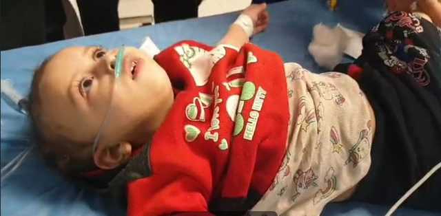 انقاذ طفل اختنق بقطعة مكسرات في الموصل