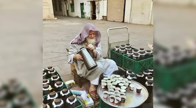 وفاة المعمر السوري ابو سباع.. ساقي زوار المسجد النبوي لأربعة عقود