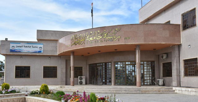 الدفاع المدني يخمد حريقاً اندلع باعشاب في جامعة الموصل (فيديو)