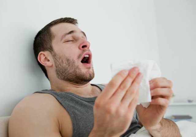حادث غريب..  انفجار أمعاء رجل بسبب عطسة