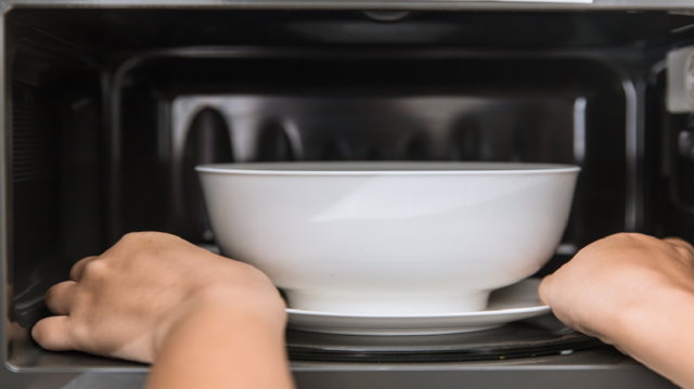 بينها الأرز.. أغذية تصبح خطيرة بعد تسخينها