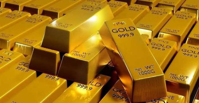 الذهب يرتفع بدعم من تراجع الدولار وترقب لقرار الفيدرالي الأمريكي