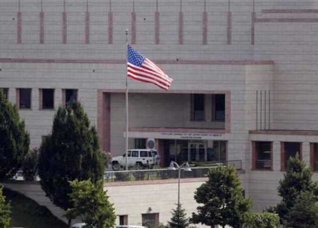 أعضاء بالسفارة الأمريكية ينشرون تجربتهم مع أكل الكبدة بمنطقة وسط البلد (فيديو)