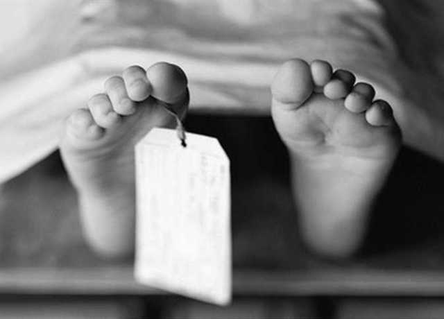 بعد مصرع والديه وأشقائه الثلاثة.. وفاة طفل أصيب في حادث مروع بطريق الضبعة