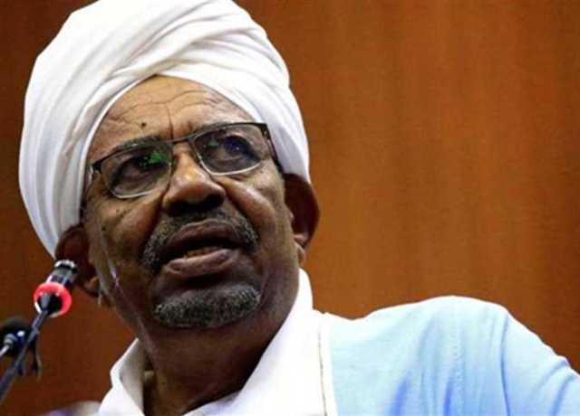 محامي البشير: الرئيس السابق كان يصلي أثناء قصف مقر إقامته