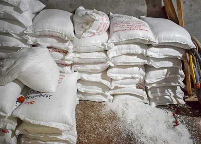 ضبط 7.5 طن «ملح صخري» و1150 عبوة بلاستيك مجهولة المصدر داخل مصنع بالعاشر
