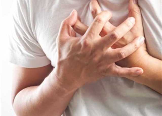 كيف تنقذ نفسك من الذبحة الصدرية المفاجئة؟.. عميد معهد القلب السابق يجيب