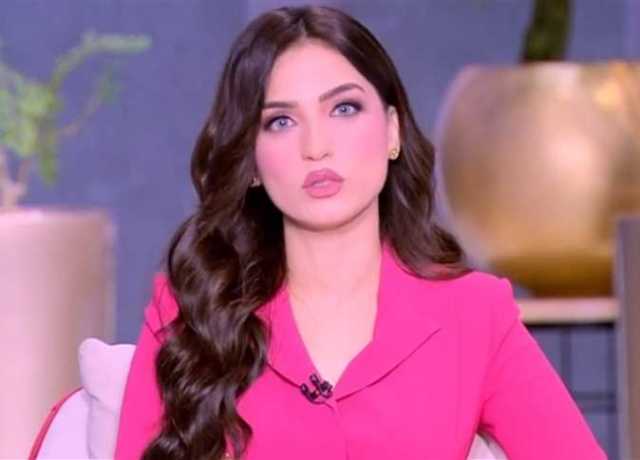 ياسمين عز ترد على سخرية متابعة لها: «بصي يا طنط» (فيديو)