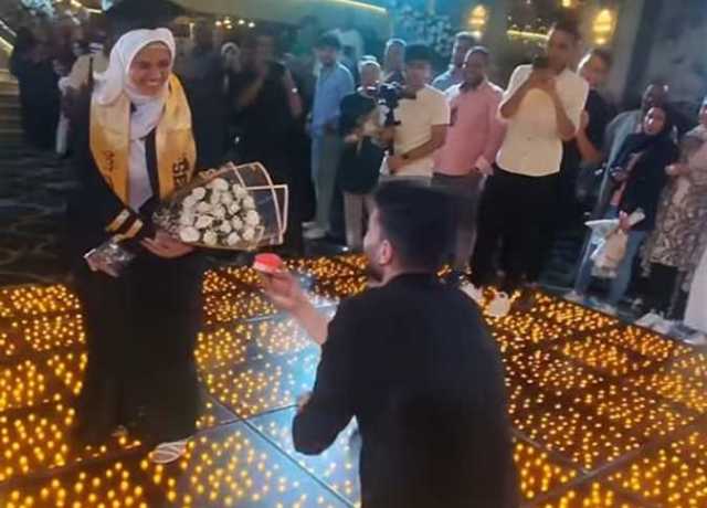 شاب يقدم بوكيه ورد لخطبة طالبة أثناء حفل تخرجها.. والعروس: «اتفق مع والدي على عمل مفاجأة لي»