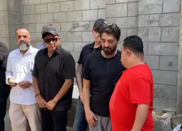 بالمقابر..محمد فؤاد يودع علاء عبدالخالق ويتلقى العزاء في صديقه الراحل