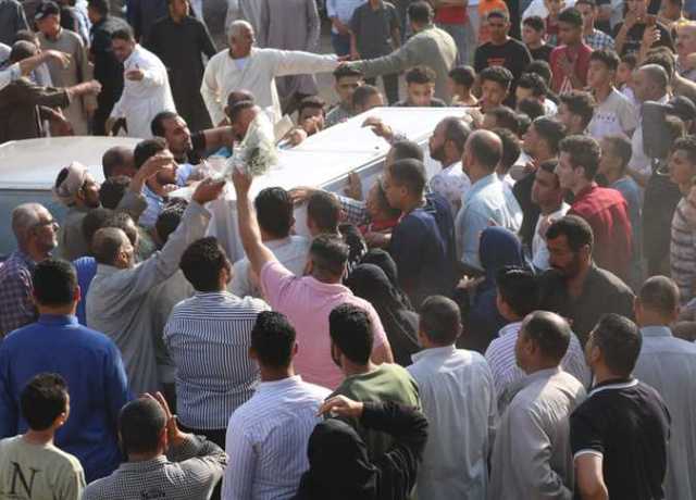 زينوا نعشها بالورود.. تشييع جثمان فتاة لحقت بوالدتها في حادث تصادم بالشرقية (صور)