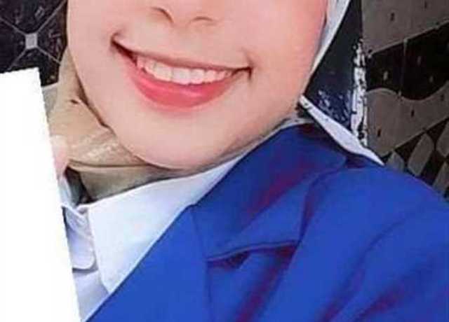 محافظ الوادي الجديد يهنئ الطالبة الأولى مكرر على مستوى الجمهورية بالدبلومات الفنية