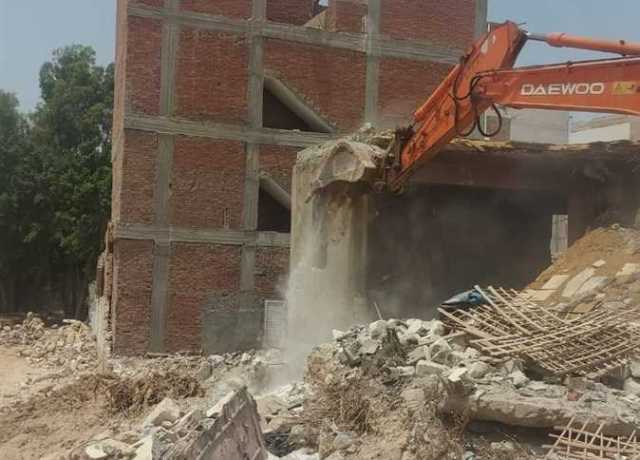إزالة تعديات على حرم طريق البتروكيماويات غرب الإسكندرية