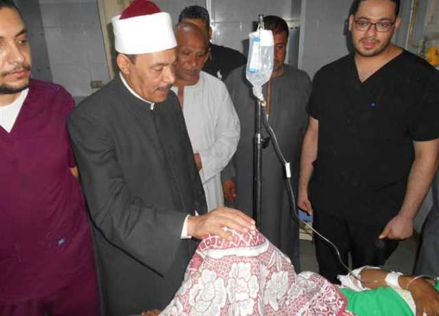 رئيس منطقة سوهاج الأزهرية يزور طالب الثانوية المصاب في حادث قبل إجراء عملية جراحية استغرقت 6 ساعات..صور