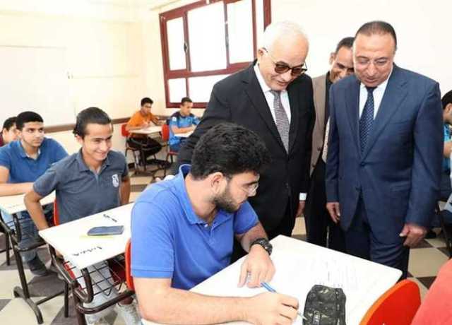 التعليم: طلاب الثانوية العامة المكفوفين يؤدون امتحان مادة الاقتصاد