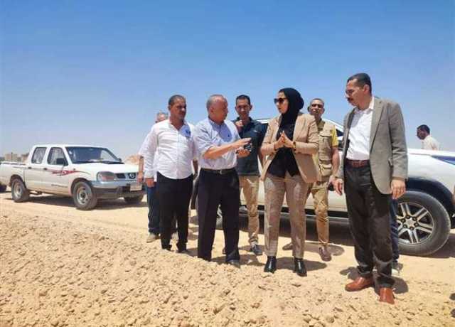 نائب محافظ الوادي الجديد تتابع أعمال رصف الطرق وإنشاء مدرسة التمريض والمستشفى الجديد بالفرافرة