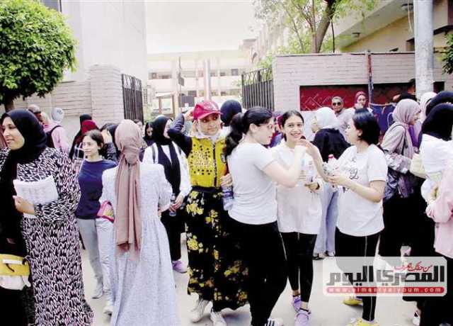 «دون مشكلات».. طلاب الشعبة العلمية بالثانوية يؤدون امتحان الديناميكا بالمنيا
