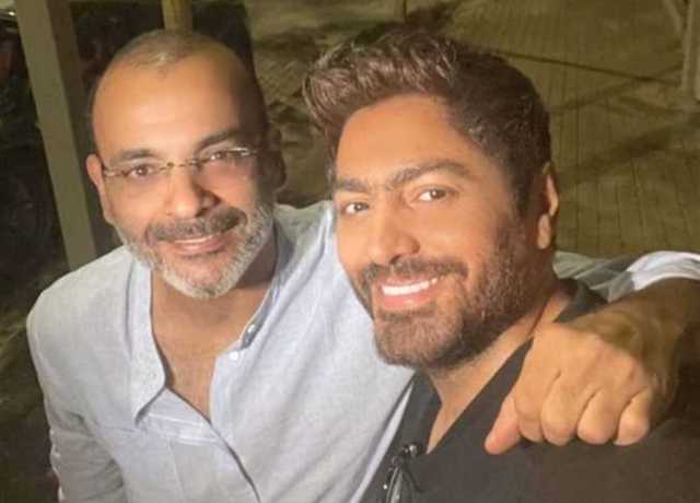 أيمن بهجت قمر كاتبًا لأحدث أفلام تامر حسني بعد تعاونهما في «البدلة» (تفاصيل)