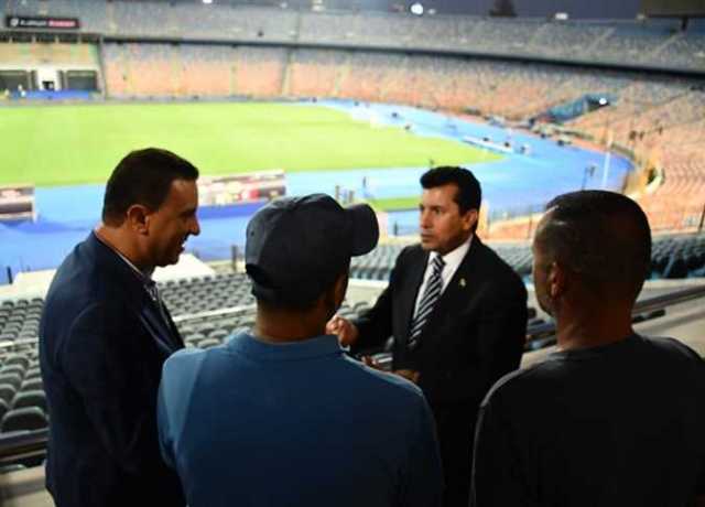 وزير الرياضة يتفقد استاد القاهرة للاطمئنان على جاهزيته لقمة الأهلي والزمالك