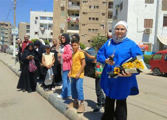 «فرحة بدء الإجازة».. طلاب الثانوية ينهون امتحان آخر العام بـ«الورود»