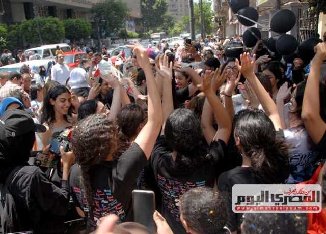 شماريخ ورقص في الغردقة احتفالًا بانتهاء امتحانات الثانوية العامة