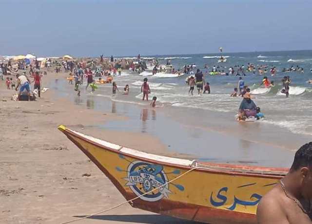 إقبال كبير من المصطافين على شواطئ مصيف بلطيم في كفر الشيخ