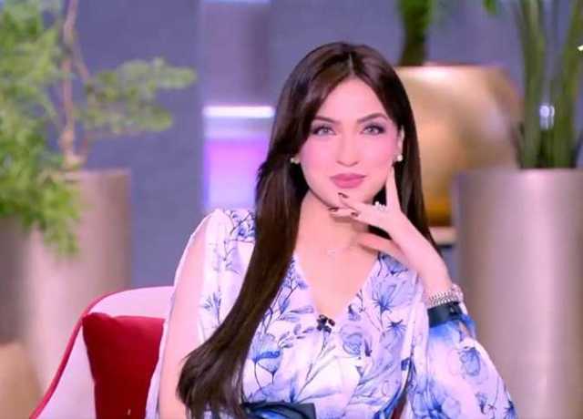 «بتحافظ على وزنها».. ياسمين عز: 10 مميزات للزواج بموظفة بنك (فيديو)