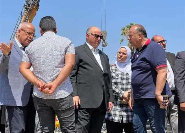 محافظ القاهرة يتفقد أعمال إزالة العقارات المحيطة بكوبرى العاشر بمصر القديمة