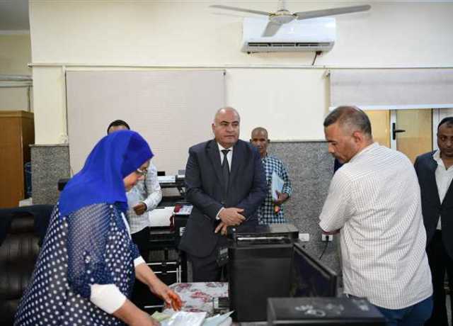 محافظ قنا يفاجئ المركز التكنولوجي للاطمئنان على مستوى الخدمات المقدمة للمواطنين