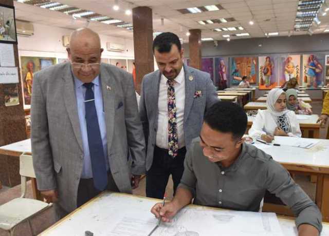 رئيس جامعة الأقصر يتفقد اختبارات القدرات بكلية الفنون الجميلة