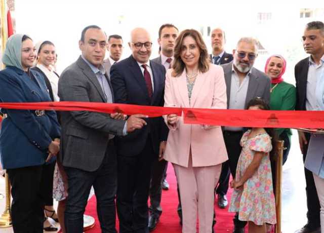 وزيرة الثقافة تفتتح المركز الثقافي لهيئة الكتاب بمدينة الشروق