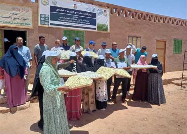 اختتام ورش العمل وتخريج المتدربين علي تربية دودة القز وإنتاج الحرير في الوادي الجديد