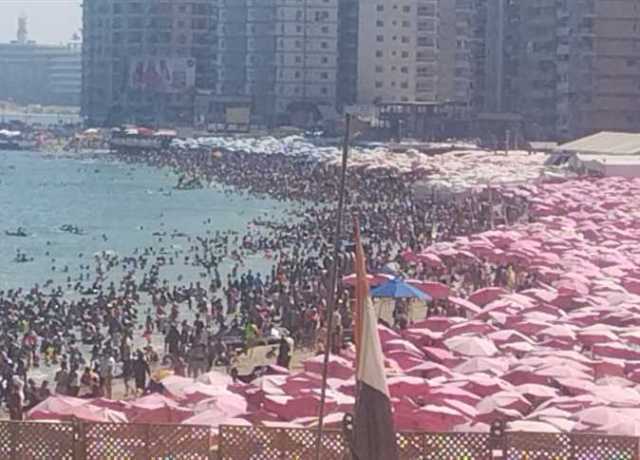 «الموج هادئ الحقوا مكان على البحر».. إقبال غير مسبوق على شواطئ الإسكندرية (صور)