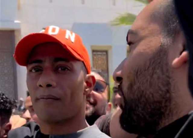الجمهور يلتف حول محمد رمضان بعد صلاة الجمعة: «أجمل وأجدع شعوب الأرض» (فيديو)
