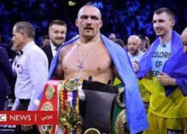بطل الملاكمة الأوكراني يبدل قفزات الملاكمة بأحذية كرة القدم
