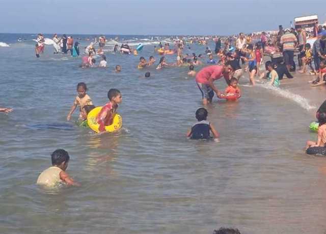 شواطئ مصيف بلطيم ال6 كاملة العدد وزحام وإقبال من كافة المحافظات