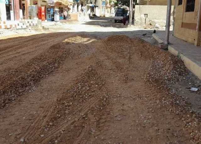 بدء رصف شارع أم القرى في العريش