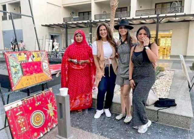 لوحاتها توثق تراث قبيلتها.. «آمنة على» فنانة فى قلب صحراء «عيذاب»