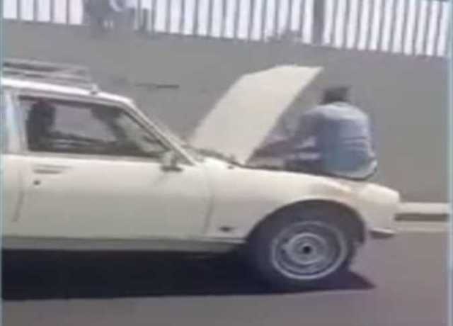 قديم.. مصدر أمني يوضح حقيقة فيديو «قيادة سيارة وجلوس شخص أعلى الكبوت»