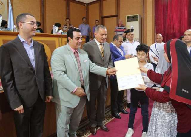 محافظ كفر الشيخ يسلم 25 عقد تقنين بإجمالي 953 عقد وسط فرحة المستفيدين