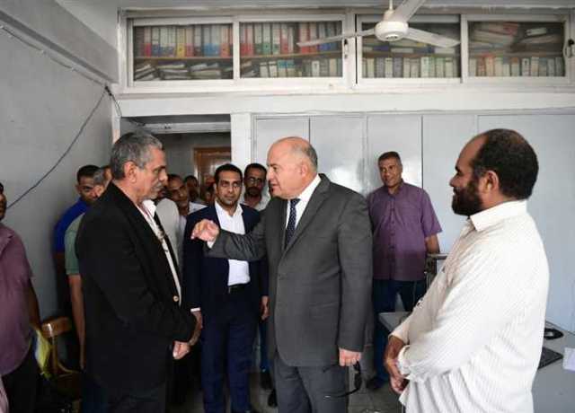 محافظ قنا يجرى جوله تفقديه بمديريتي الطرق والإسكان