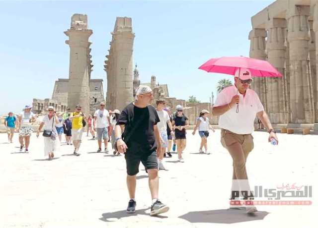رواج سياحي بمعبد الأقصر رغم الموجة الحارة