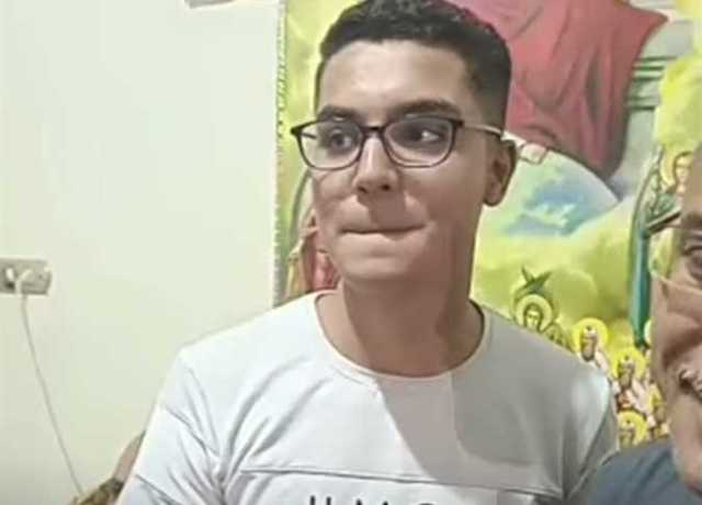 «كيرلس» رابع علمي الجمهورية يكسب ألف جنيه رهان من مدير تعليم المنيا