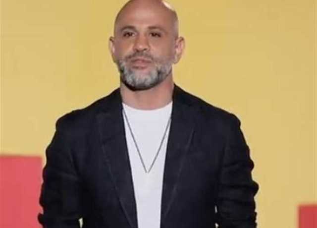 عزيز الشافعي: «بلحن الأغاني في الحمام.. وبتكسف أكلم المطربين (فيديو)